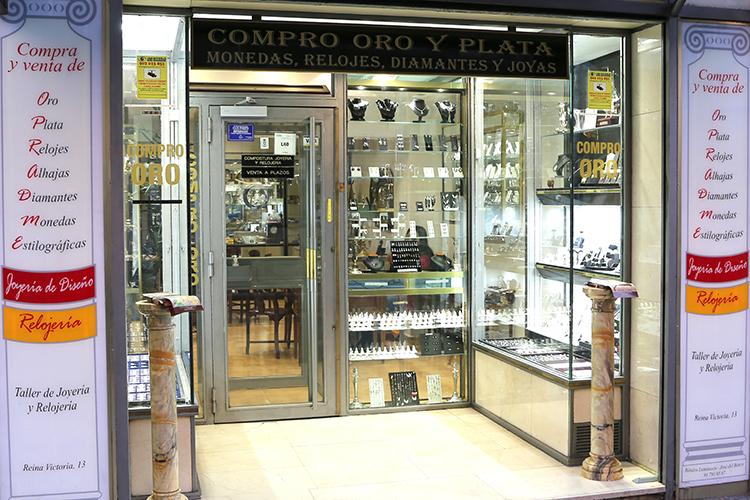 Entrada de la joyería Álvarez del Valle en Cuatro Caminos